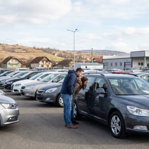 Mașini de vânzare aliniate într-un parc auto din România