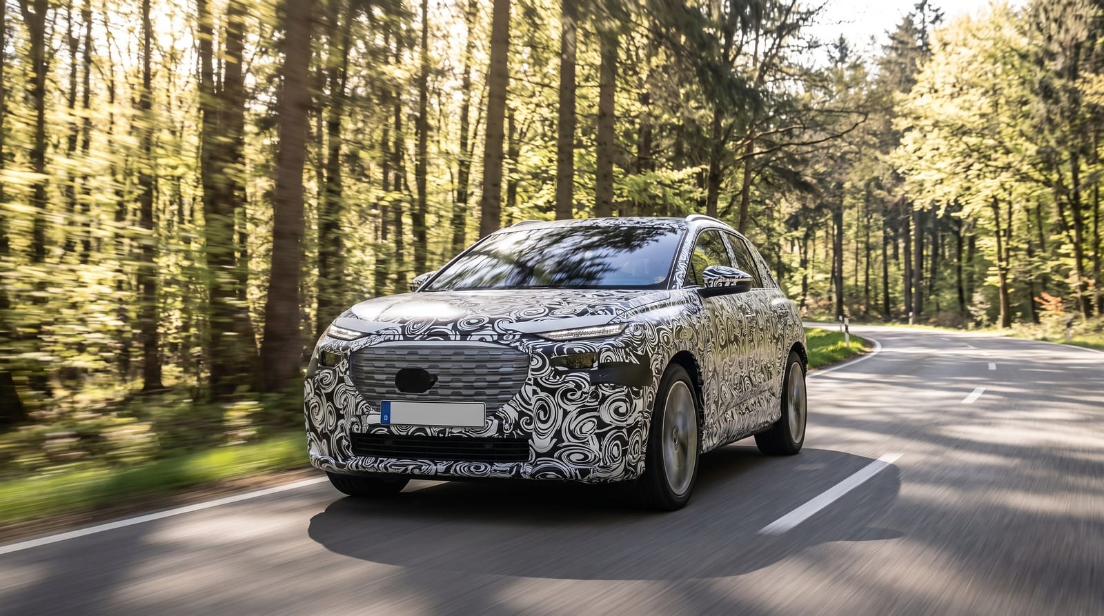 Prototip camuflat al viitoarei compacte electrice Audi A2 e-tron, în timpul testelor pe un drum forestier