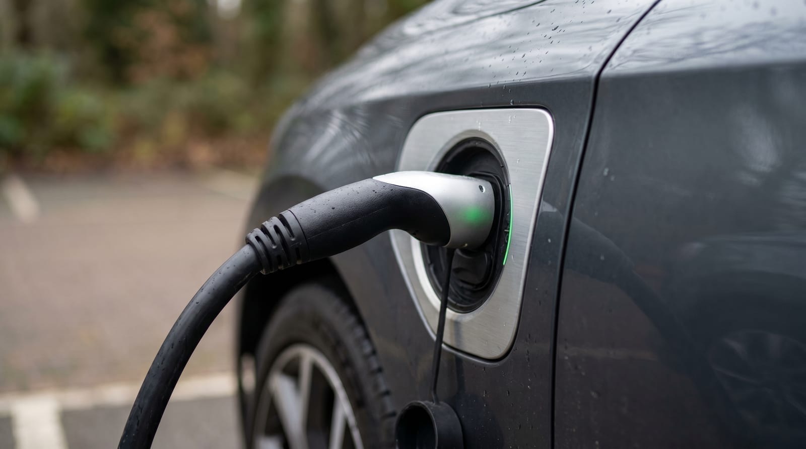 Portul de încărcare al unei mașini electrice, cu cablul conectat