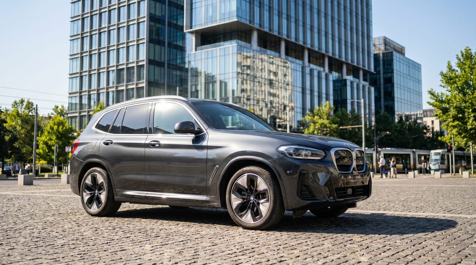 SUV electric premium BMW iX3 Neue Klasse parcat în fața unei clădiri moderne de birouri