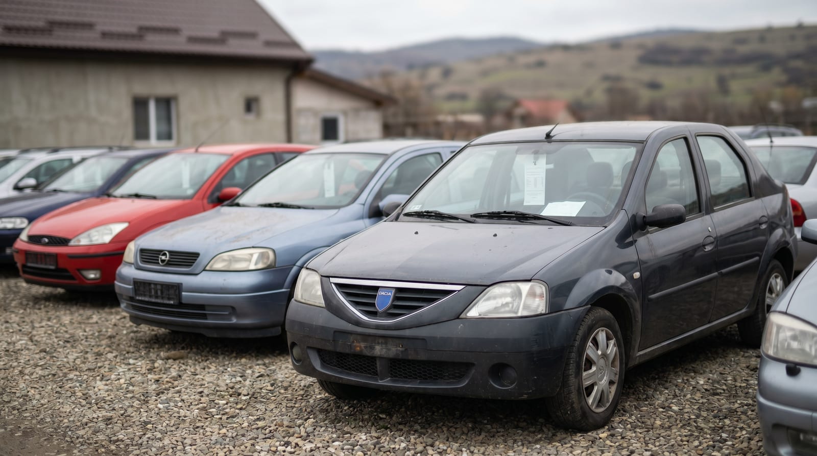 Mașini second-hand aliniate într-o parcare
