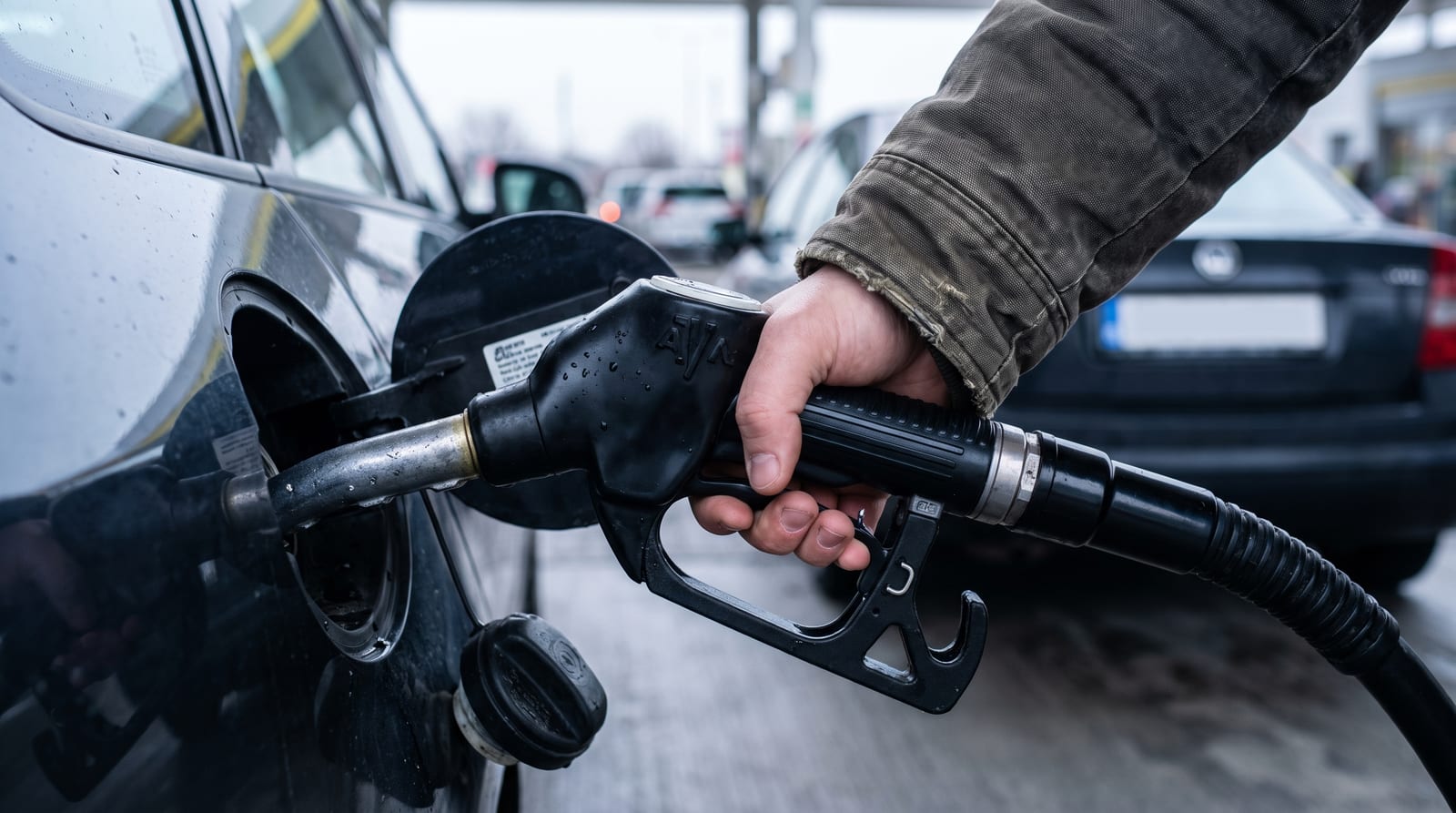 Pistol de alimentare cu motorină introdus în rezervorul unei mașini, la o benzinărie din România, în lumină de zi