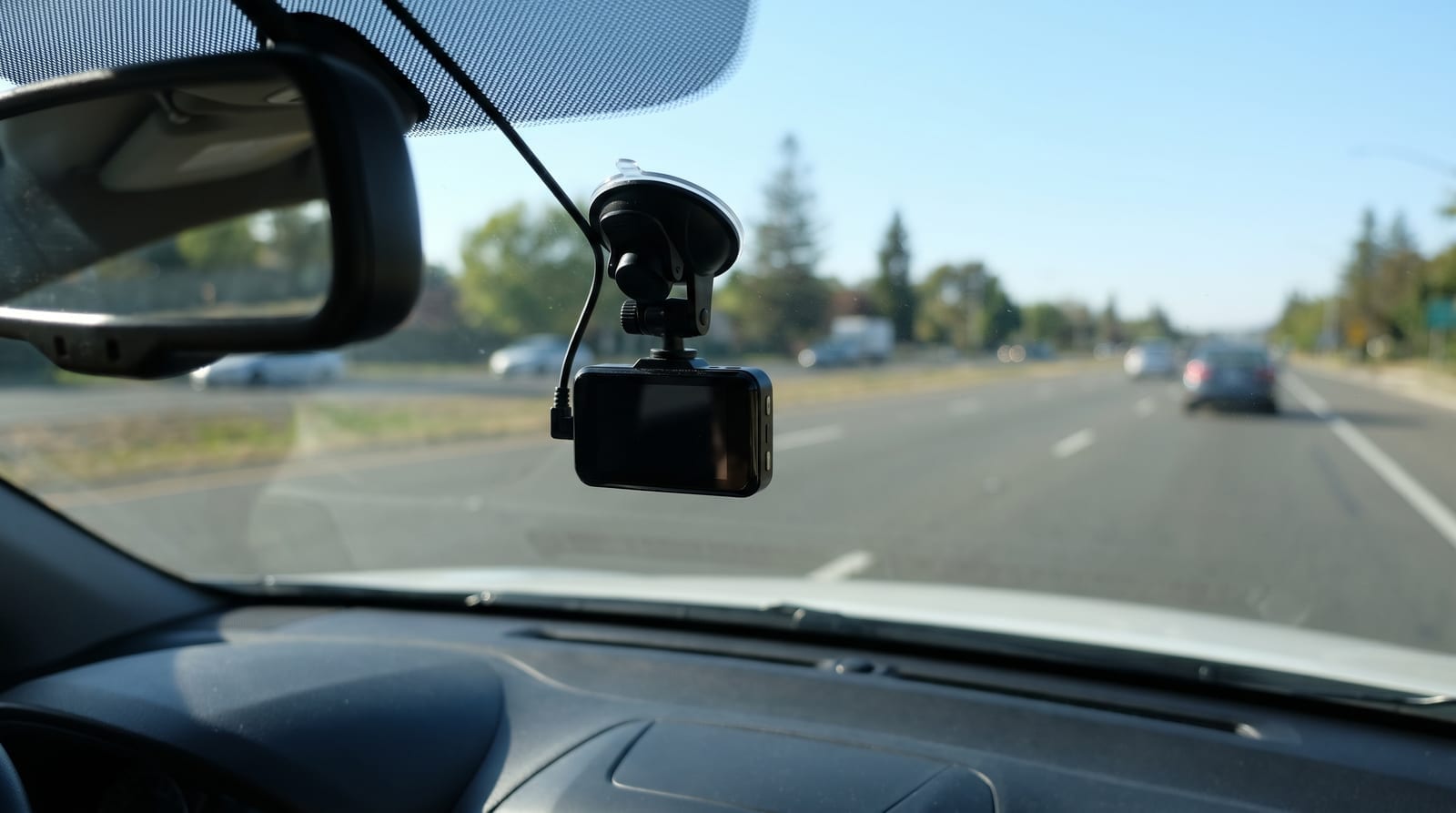 Cameră de bord montată pe parbriz, cu drumul în față