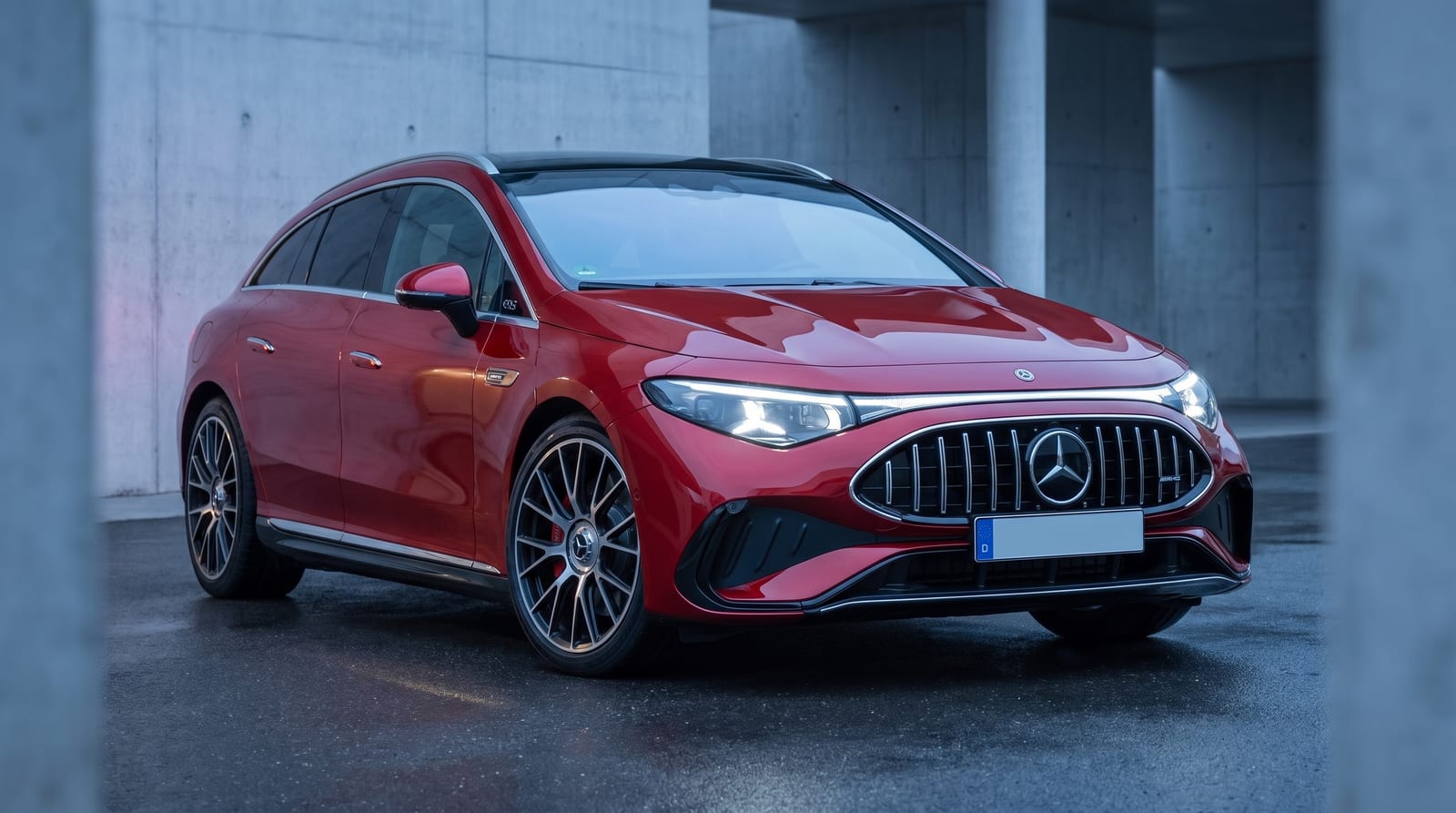 Mercedes-AMG CLA 45 electric roșu, văzut din trei sferturi față pe asfalt umed, în lumina rece de seară