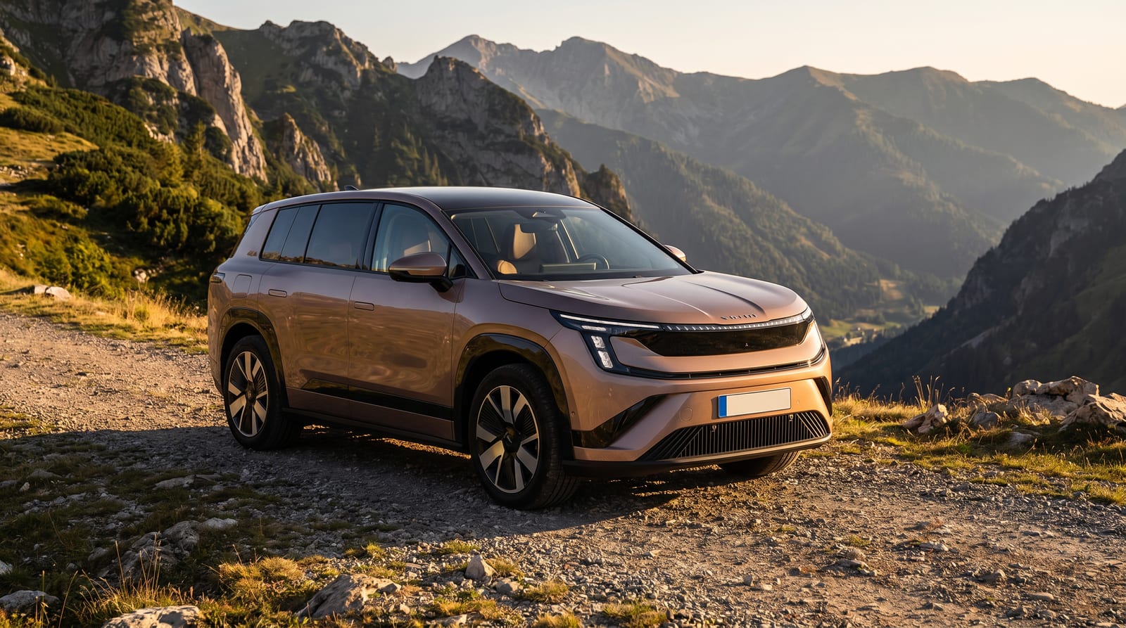 SUV electric mare Skoda Peaq cu șapte locuri, parcat pe un drum deschis în lumină de seară