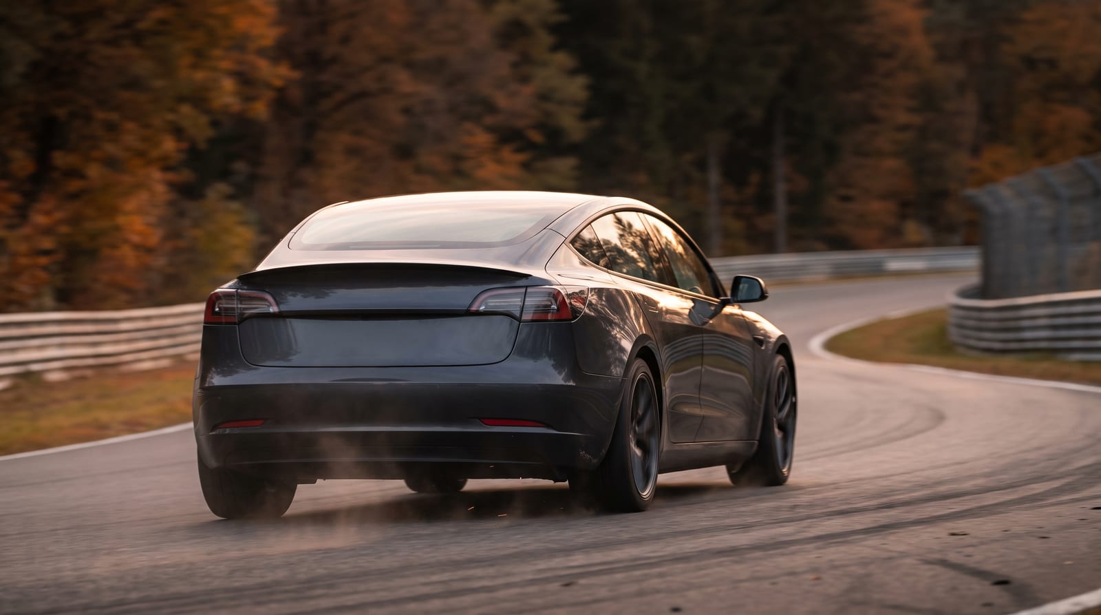 Mașină electrică de performanță pe un circuit forestier sinuos, vedere din spate, lumină dramatică de seară
