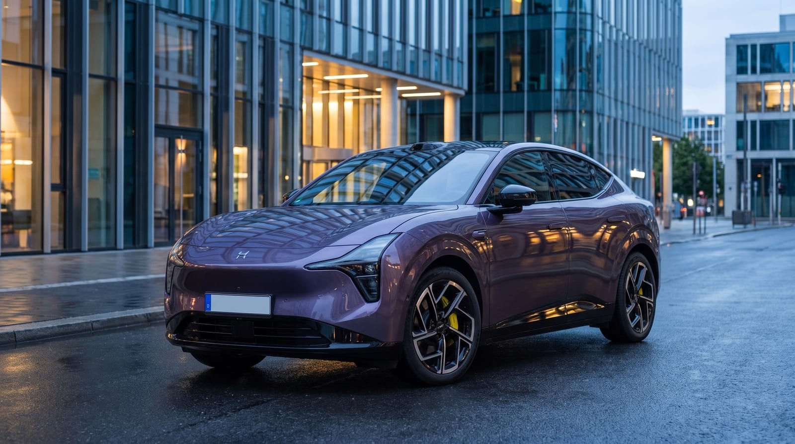 SUV coupé electric Xpeng L03 văzut din trei sferturi față, pe fundal urban european, în lumină de seară