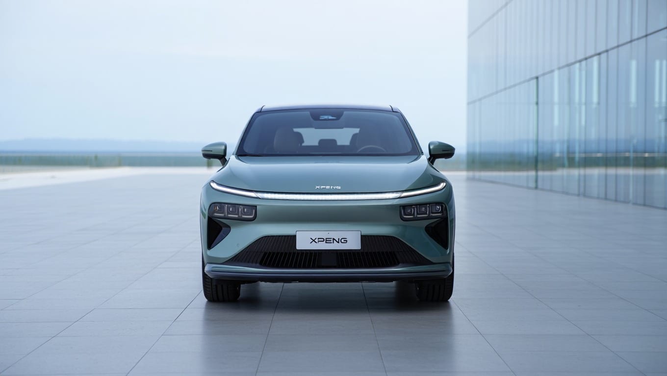 SUV electric Xpeng văzut din față, lângă o clădire modernă de sticlă, la lansarea oficială Xpeng în România